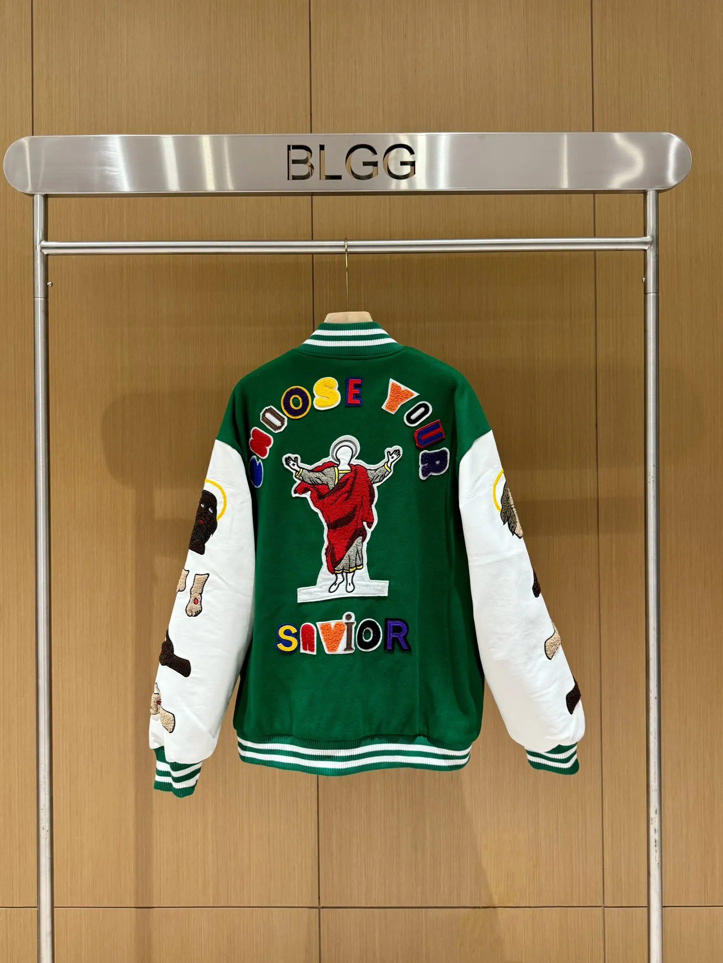 🧸Saint michael Bai Jingting same style embroidered American baseball jacket vintage jacket men and women autumn and winter p380 style number: 255# code number: m-xl color: black, green high version quilted version one is enough for the winter in the north and south multiple splicing techniques for the whole piece original version customized dyeing color 3 times of pattern making for the final version heavy work patch embroidery requires laser burning to carve out the template before embroidering Only a few pieces are produced in a day, and the factory quantity is extremely low. During the NBA All-Star Weekend, James wore a baseball jacket co-branded by Saint Michael and Denim Tears. As a top player in the sports field, in addition to his excellent skills on the court, James is also widely recognized for his ability to match private servers and carry goods off the court. Not only Lao Zhan, but also celebrities such as Bai Jingting are vying to get involved. It has to be said that the eyes of celebrities are really vicious. They are firmly standing at the top of the trend - Washing precautions - Try to avoid strong washing and strong scrubbing during the laundry process. Powerful washing mode of the washing machine. Dark colors will have slight shrinkage and floating colors during the first cleaning, which is unavoidable for knitted fabrics. It is recommended to soak in warm salt water for half an hour before cleaning.